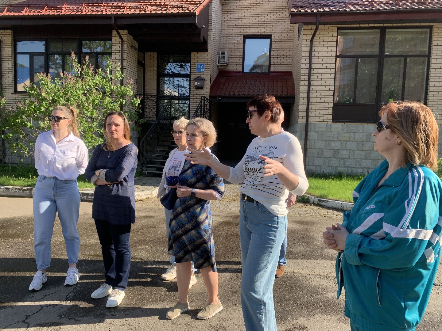 Жилой комплекс,люди,администрация