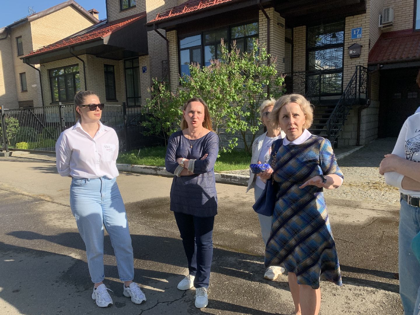 Жилой комплекс,люди,администрация