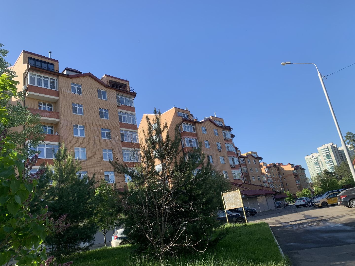 Жилой комплекс,люди,администрация