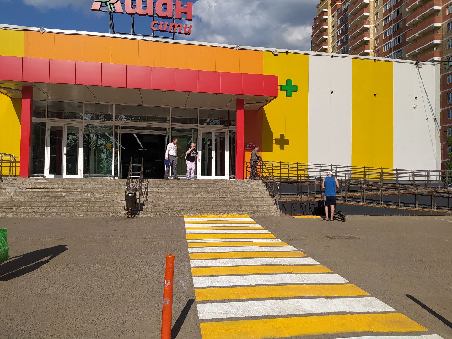 Дорога, зебра, пешеходы, парковка, движение ТС