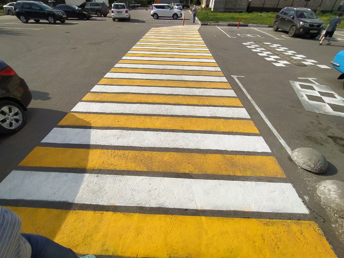 Дорога, зебра, пешеходы, парковка, движение ТС