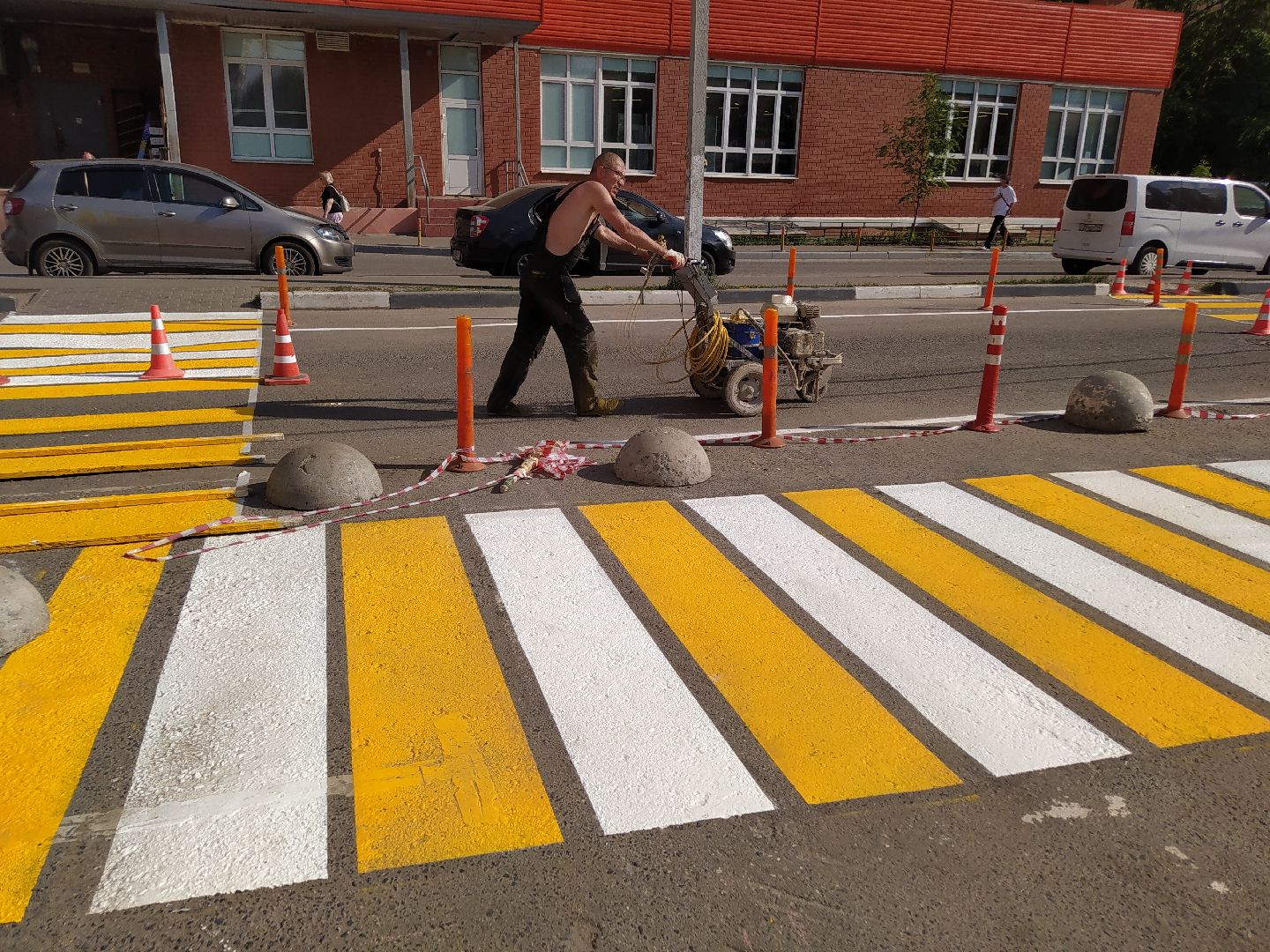 Дорога, зебра, пешеходы, парковка, движение ТС