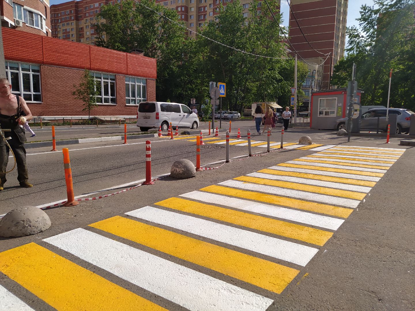 Дорога, зебра, пешеходы, парковка, движение ТС