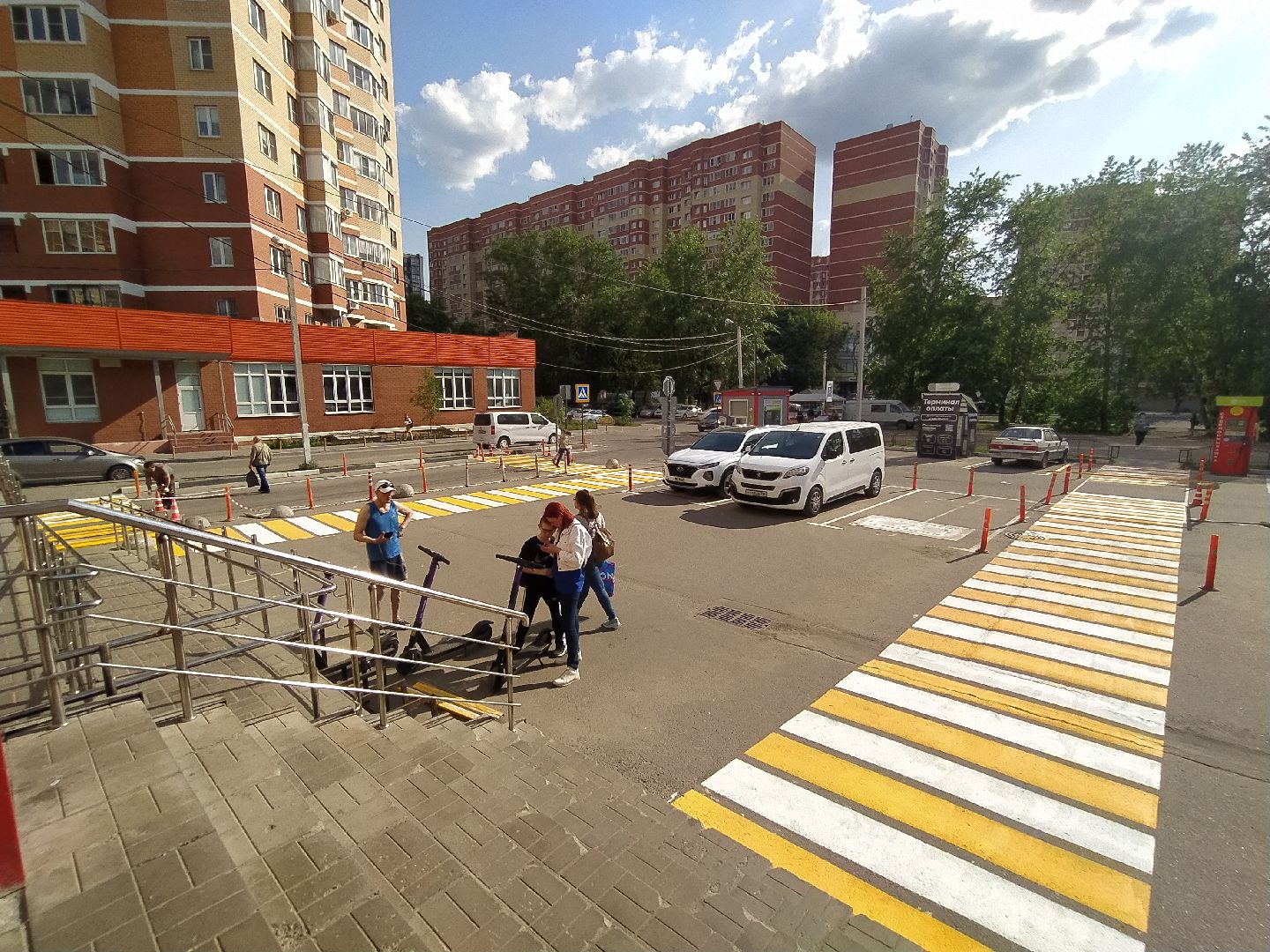 Дорога, зебра, пешеходы, парковка, движение ТС