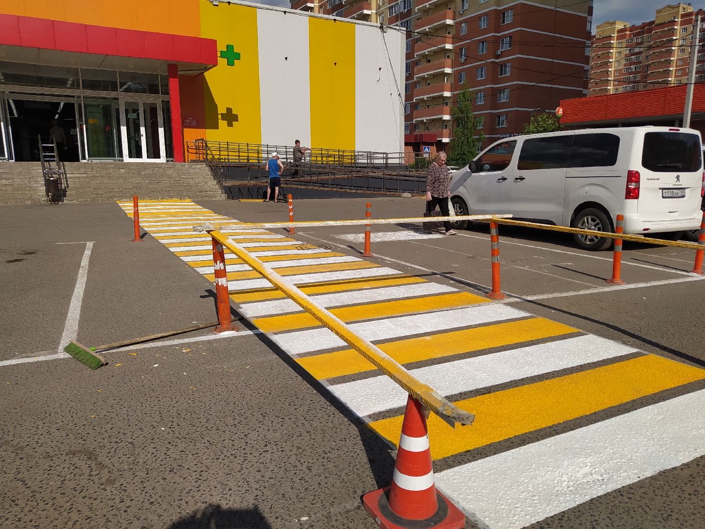 Дорога, зебра, пешеходы, парковка, движение ТС