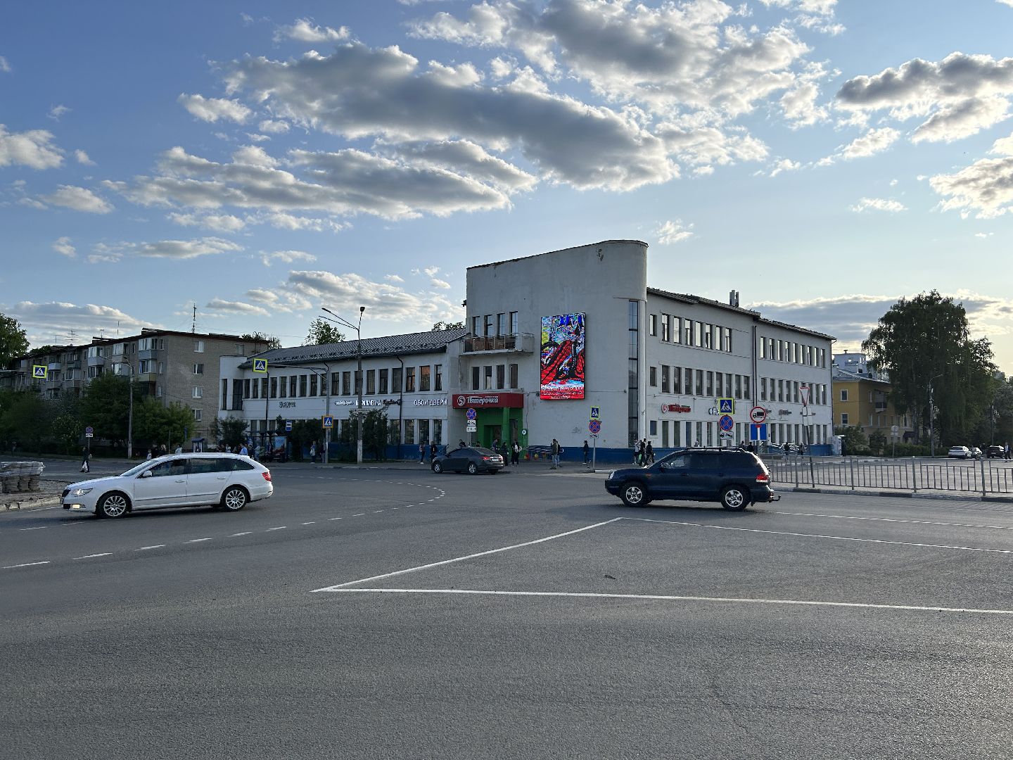 Строительство, круговое движение, пробки