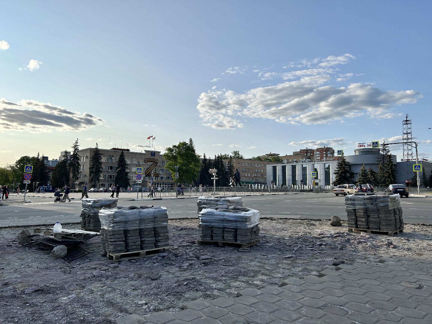 Строительство, круговое движение, пробки