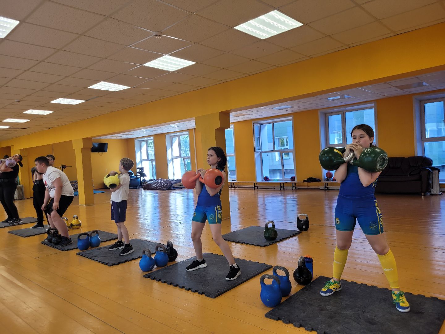 гиревой спорт; видное; успех; дети; рекорд