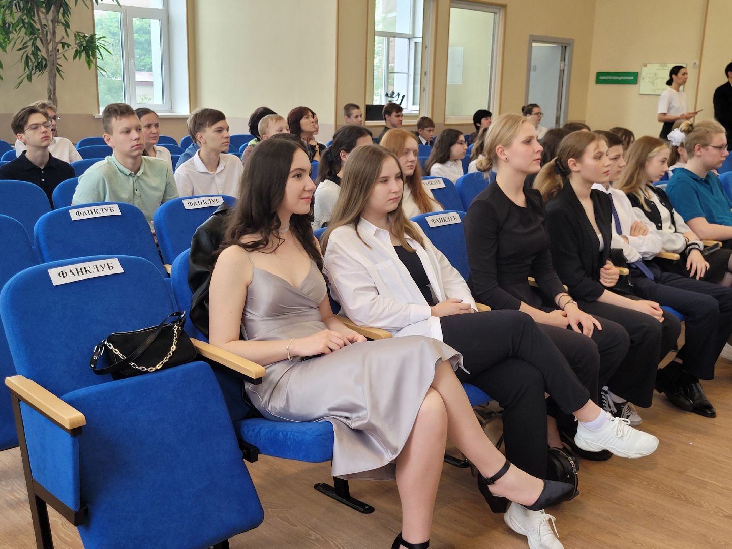 последний звонок; видное; гимназия; ученики