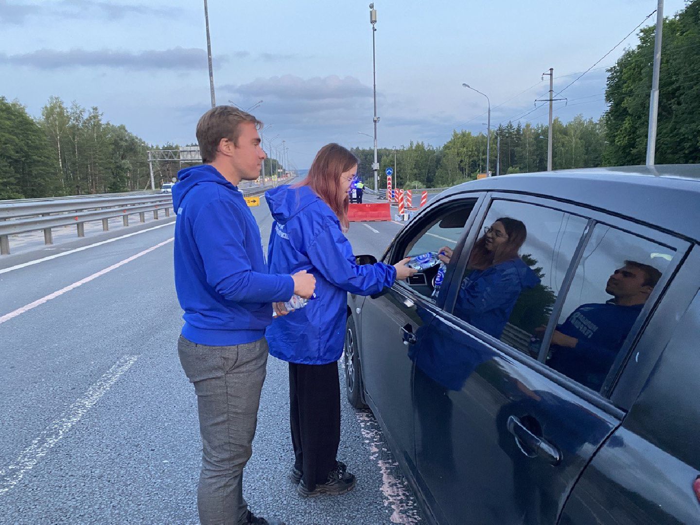 помощь людям