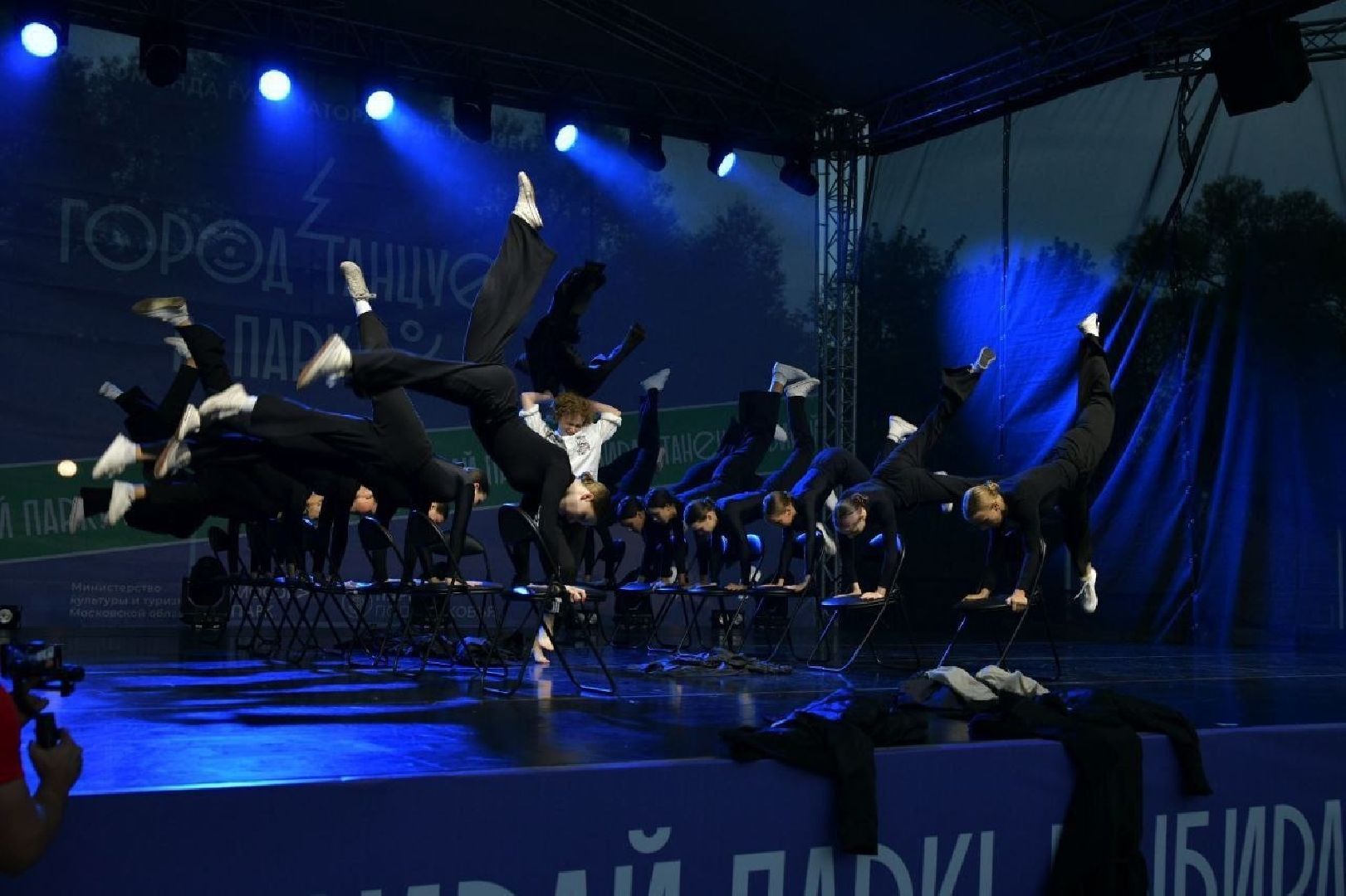 Город танцует в парках