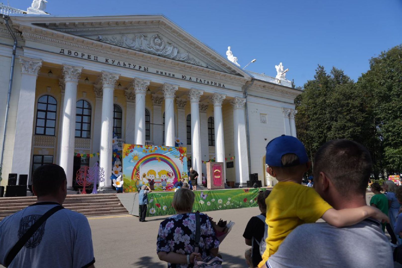 Школьники