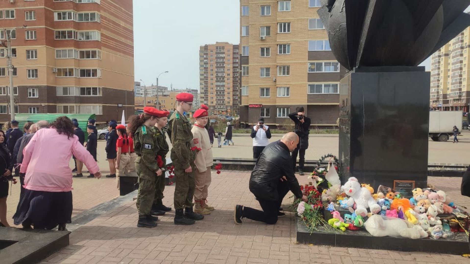 возложение цветов