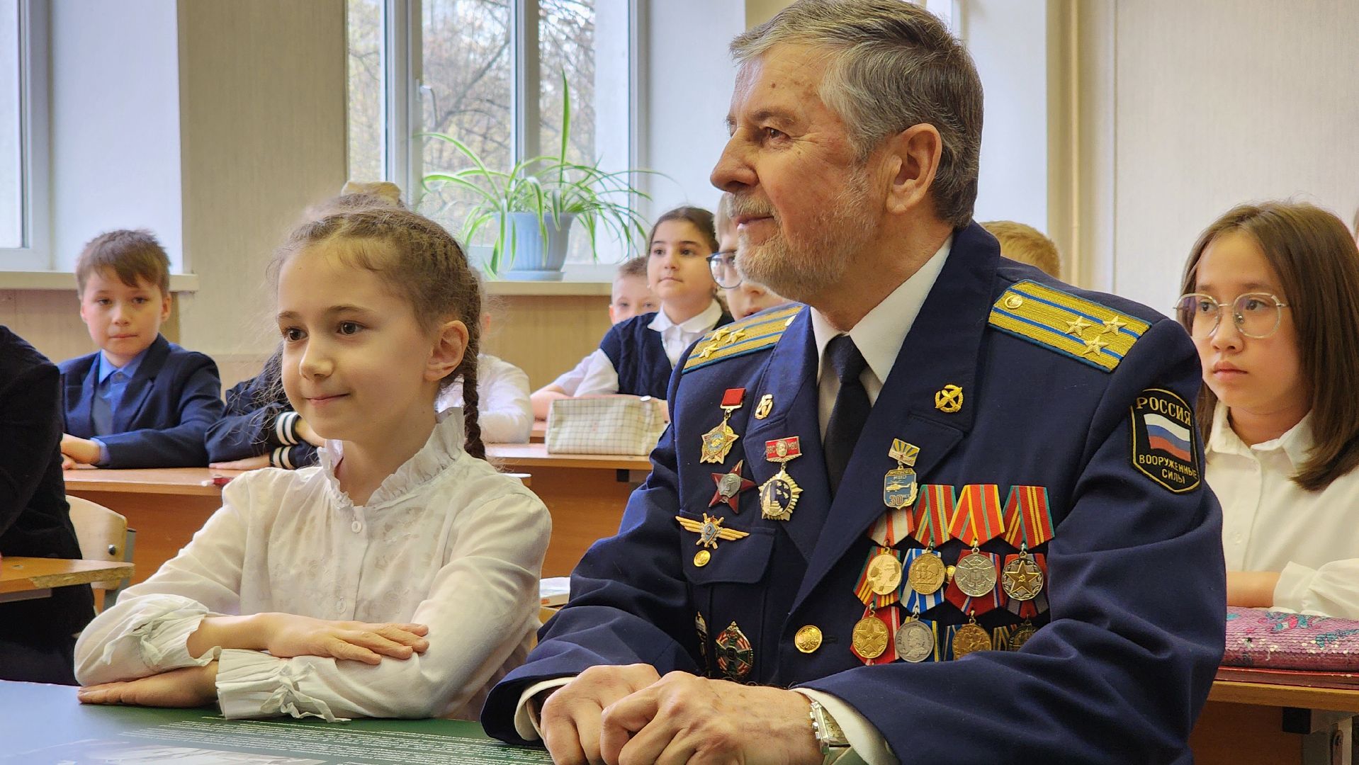 Парта героя