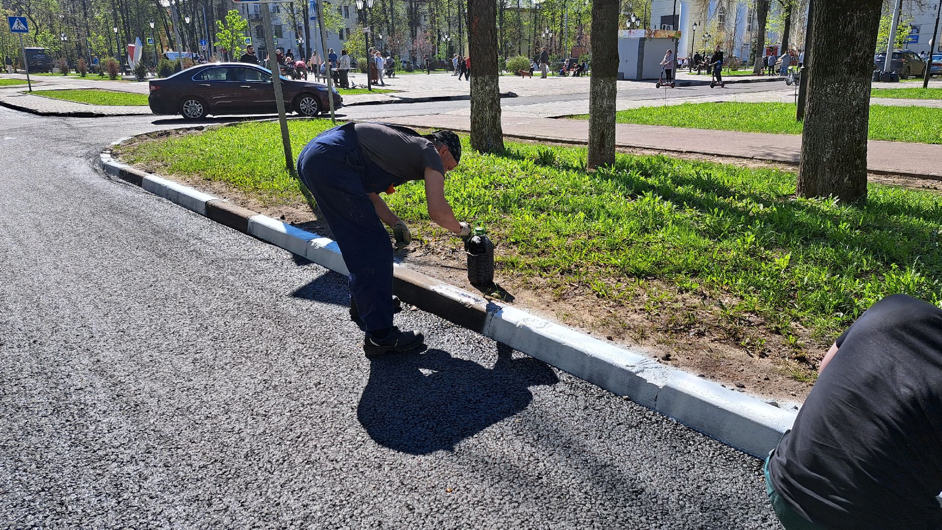Покраска бордюра