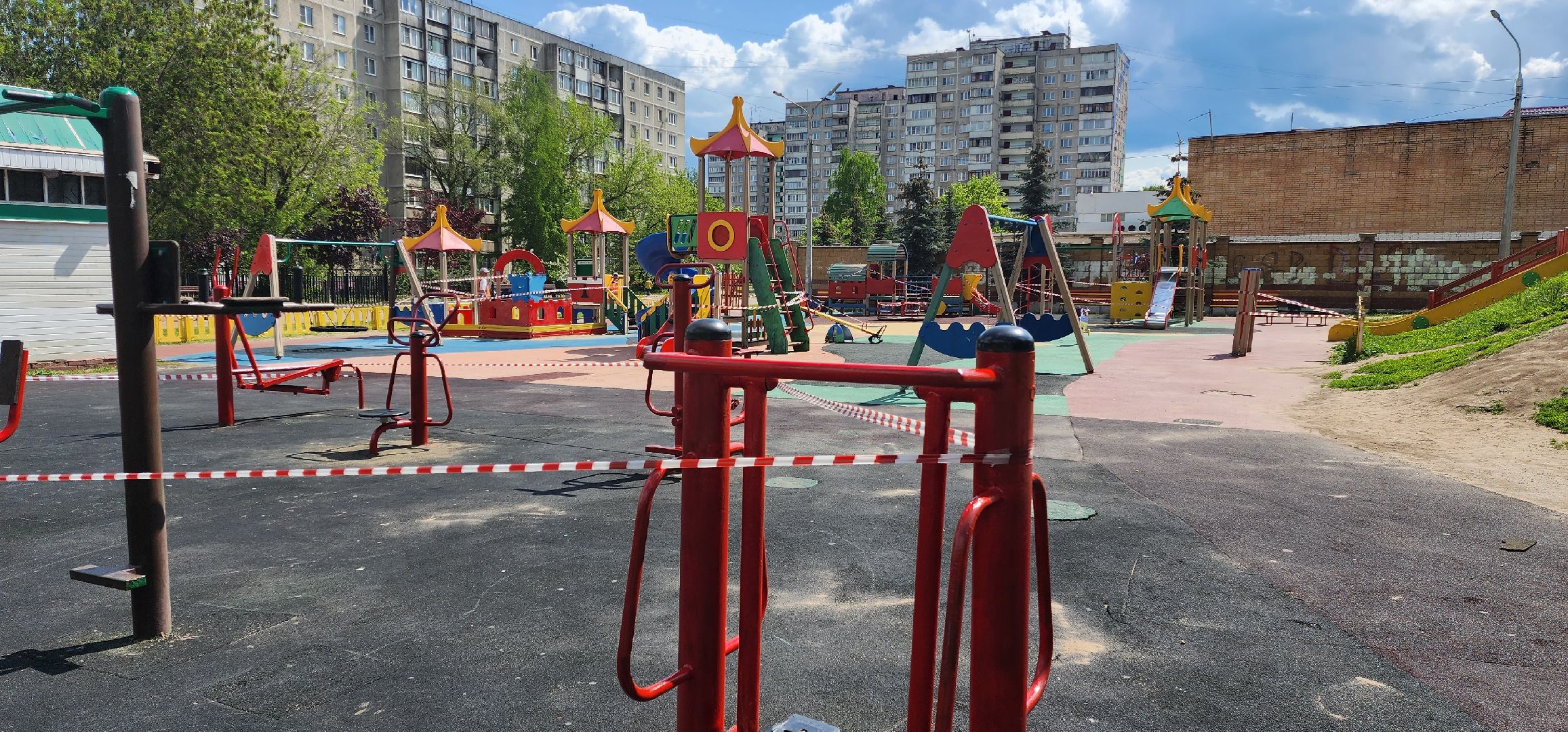 Красят детскую площадку