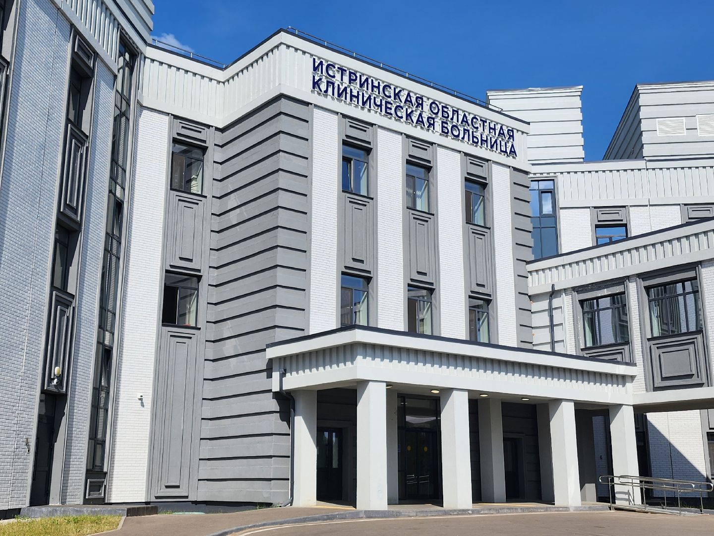врач