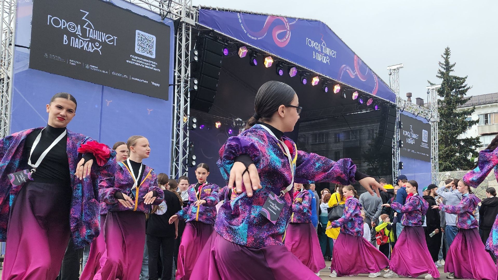 Город танцует в парках
