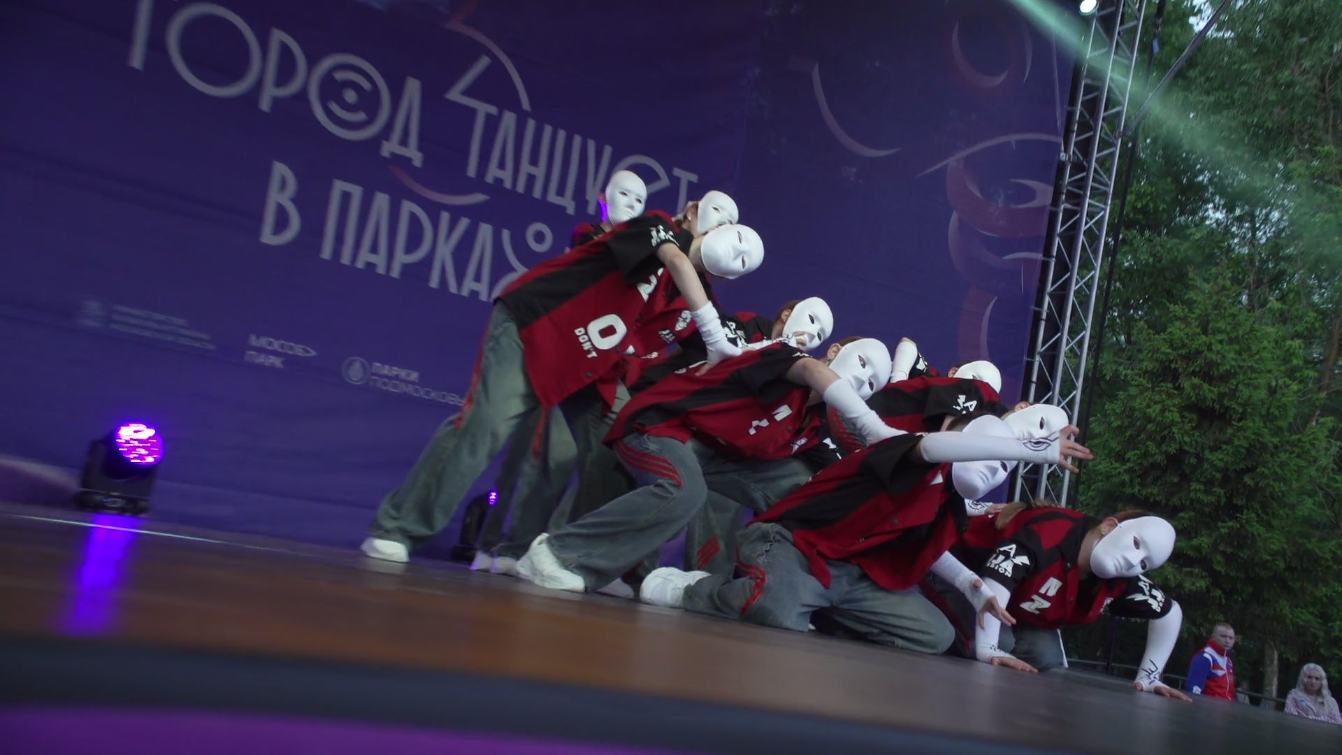 Город танцует в парках