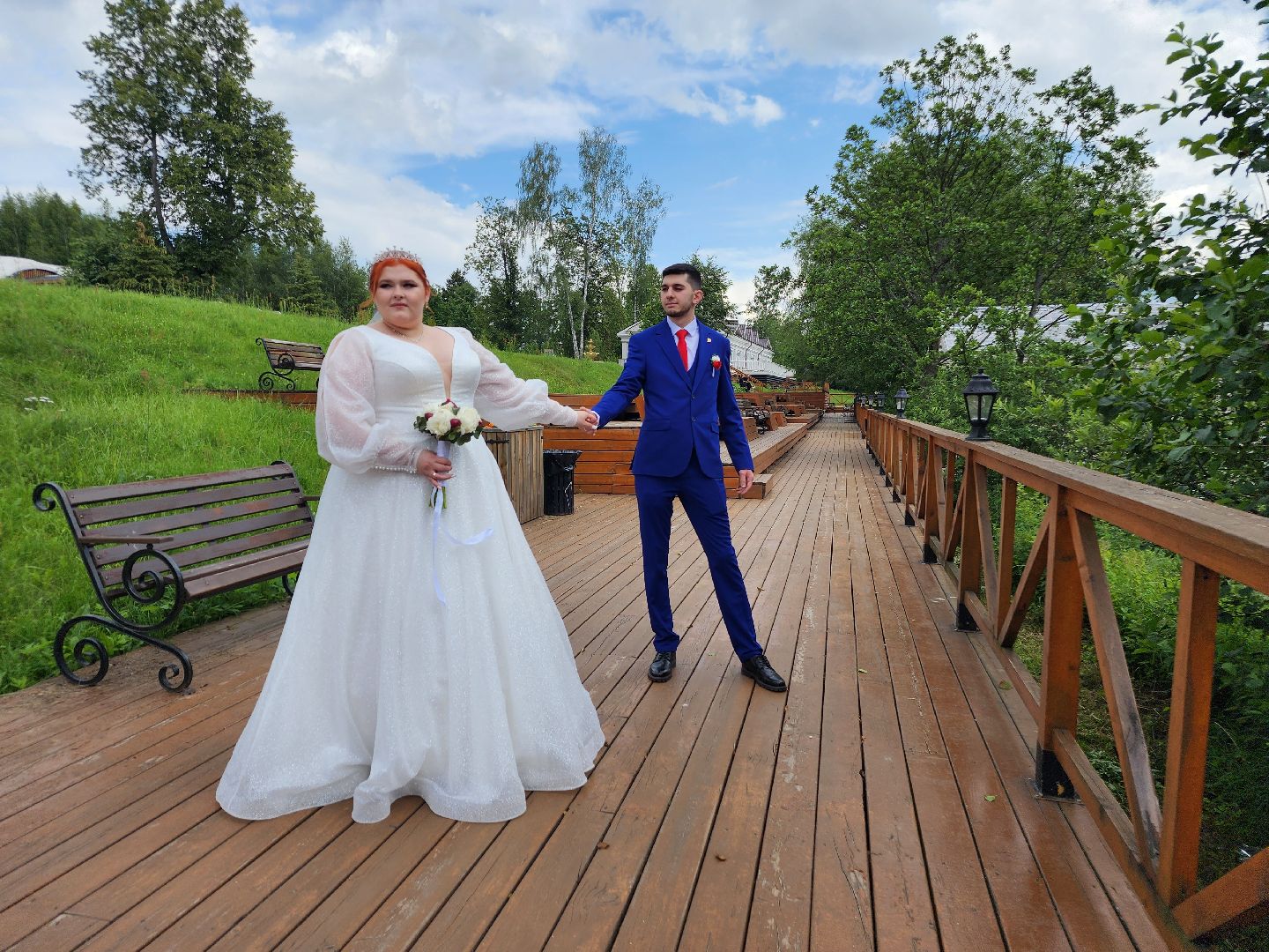 Молодожены