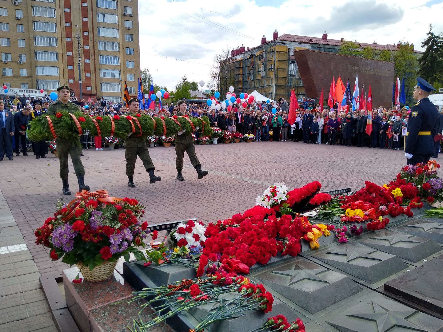 возложение цветов