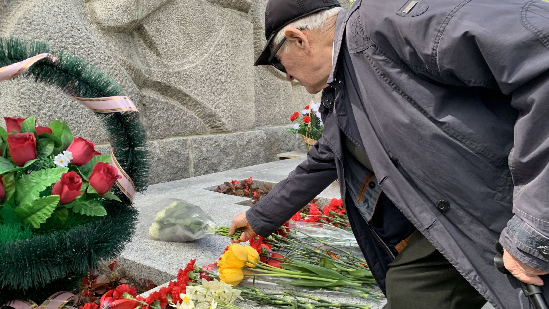 возложение цветов