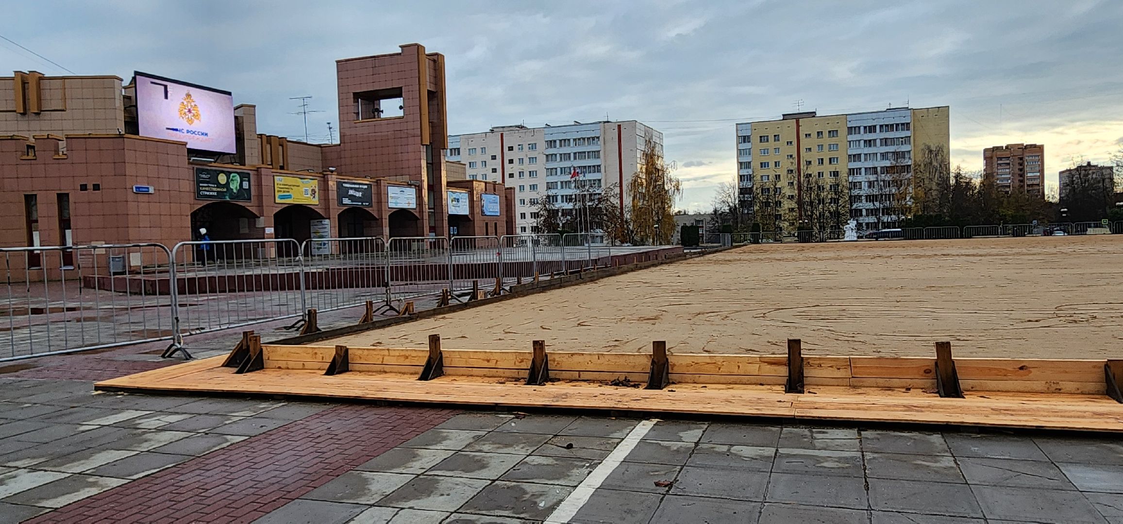 В Истре засыпали песок в качестве фундамента для катка