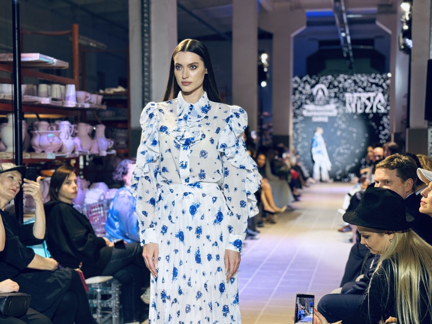 «Лучшего подиума не найти»: в цехах Гжельского фарфорового завода прошёл модный показ одежды с русским колоритом