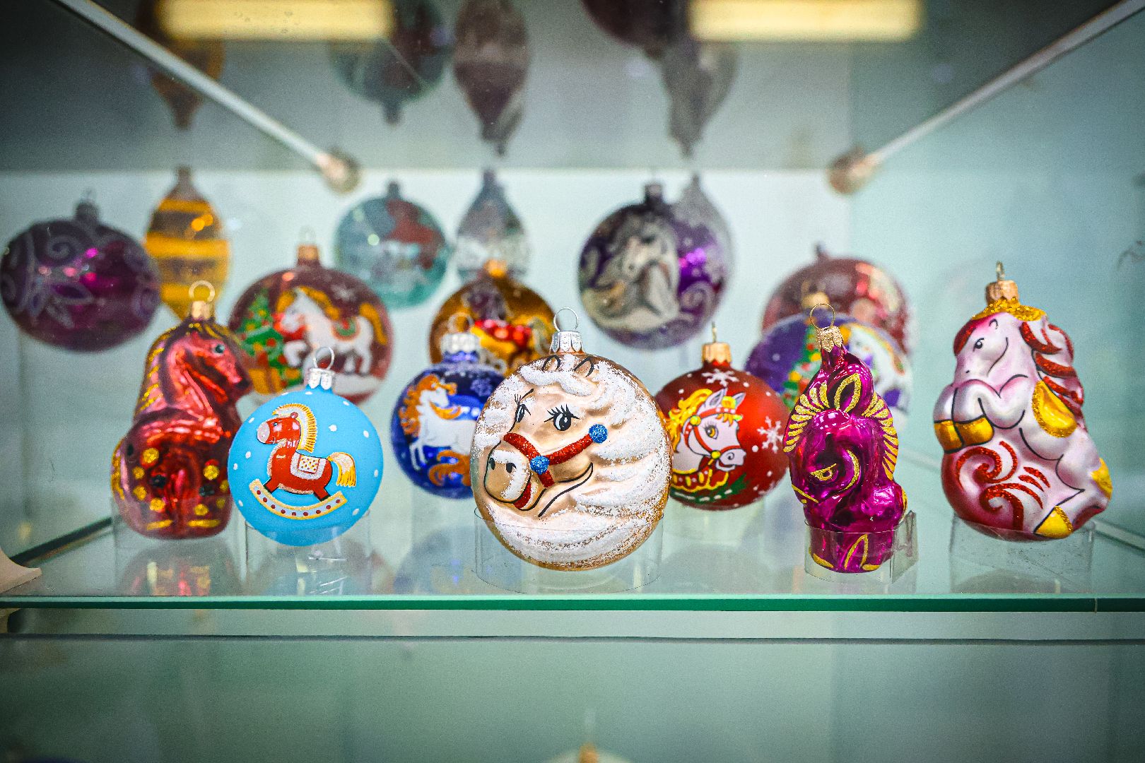 Новогодняя сказка: под Клином завершили производство коллекции ёлочных игрушек на год Красной Огненной Лошади