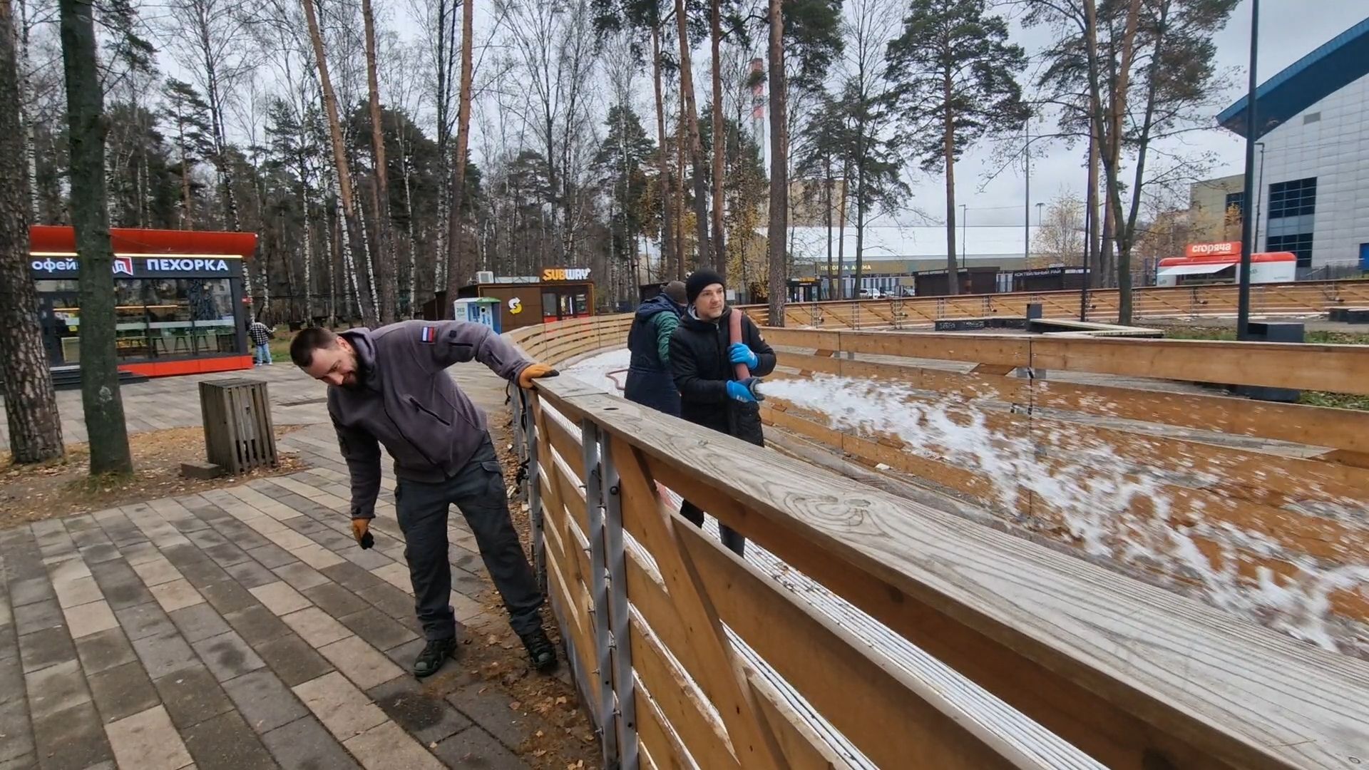 в парке пехорка заливают каток 2025