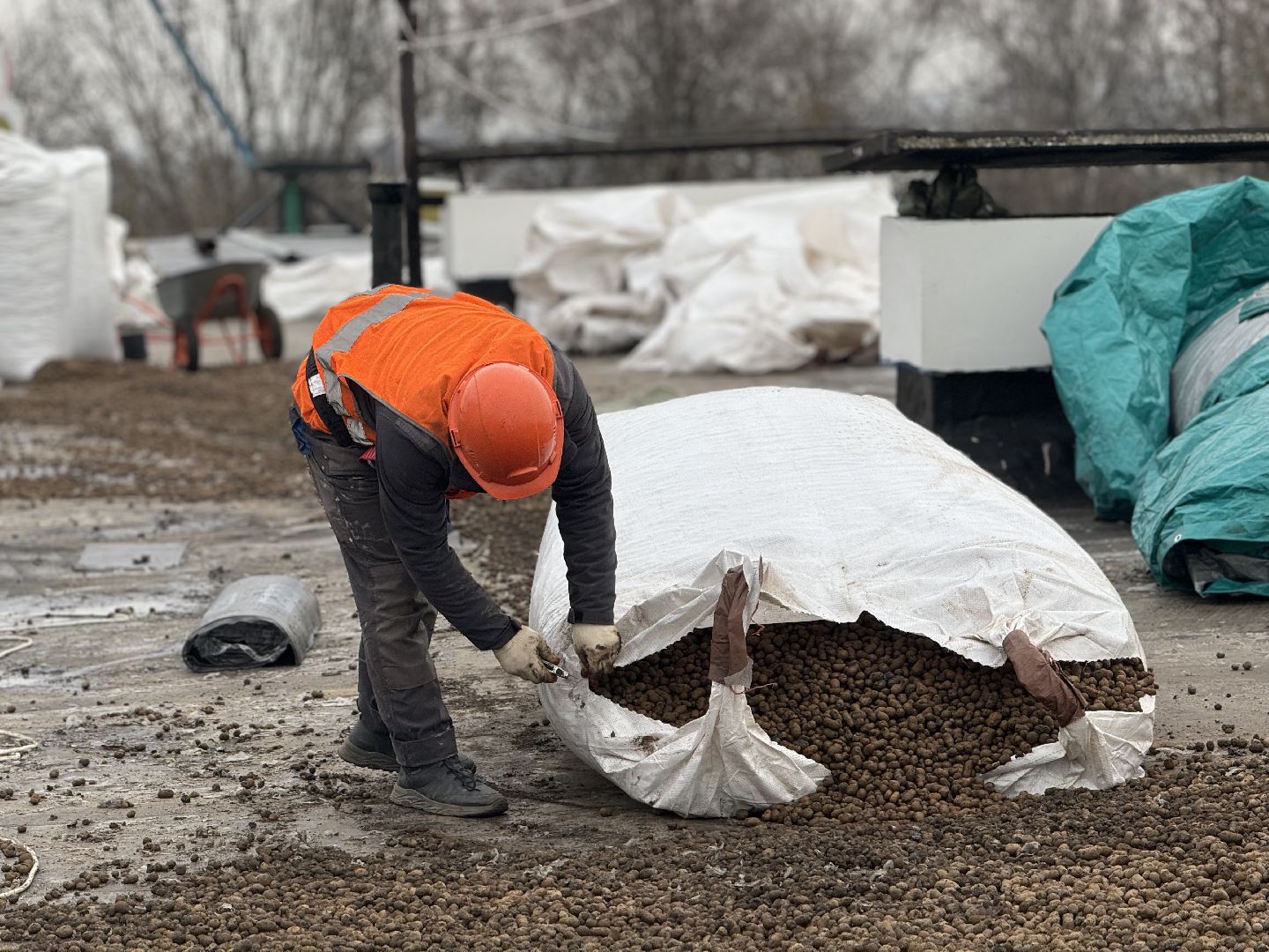 В посёлке Володарского в доме №37 строители начали ремонт плоской крыши
