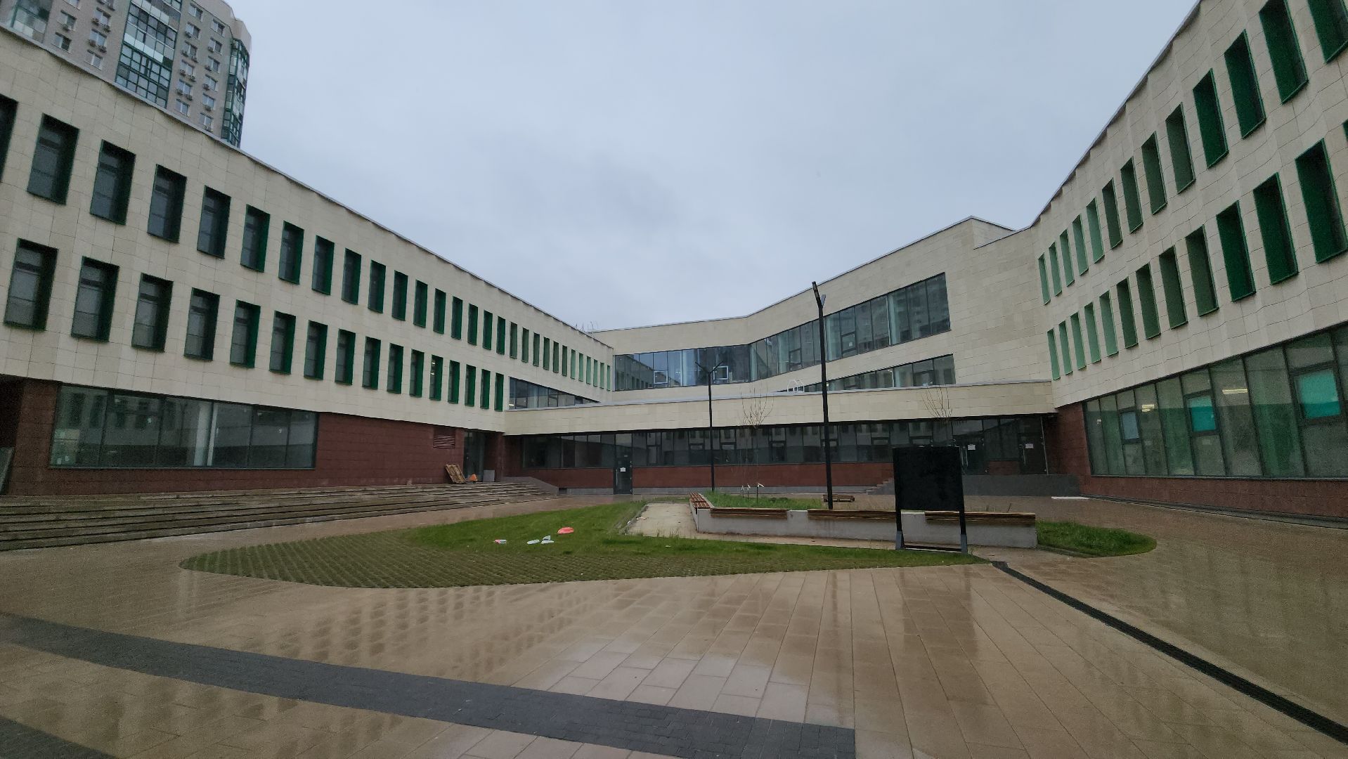 Новую школу в Красногорске готовят к сдаче: на бульваре Космонавтов завершаются отделочные работы