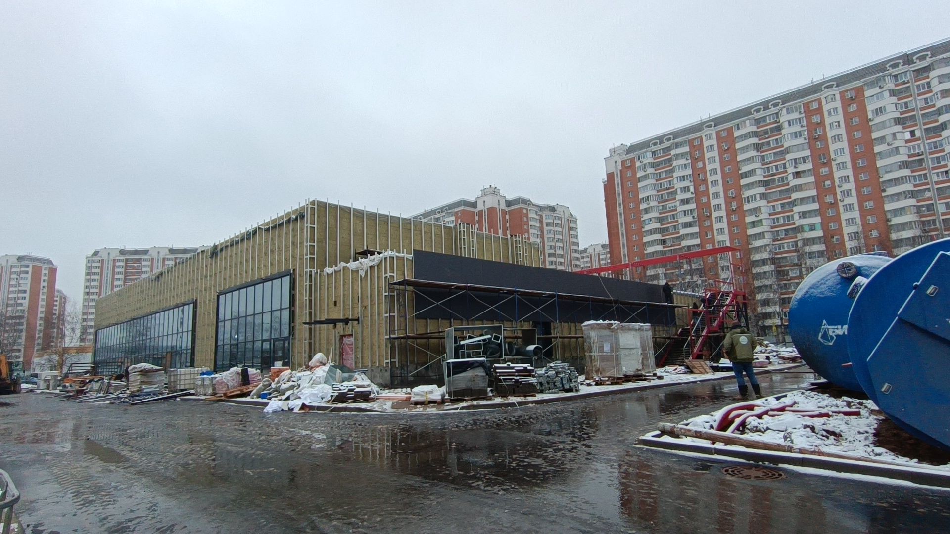 В Лобне приступили к облицовке фасада строящегося физкультурно-оздоровительного комплекса с бассейном