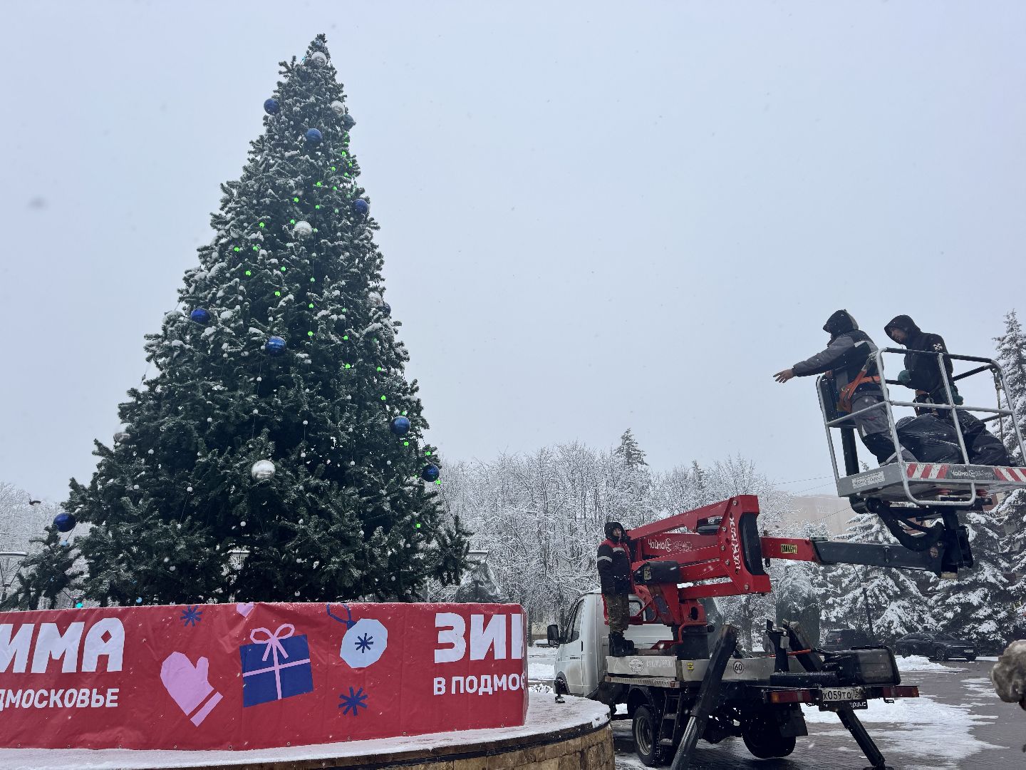 На центральной площади Шаховской наряжают ёлку