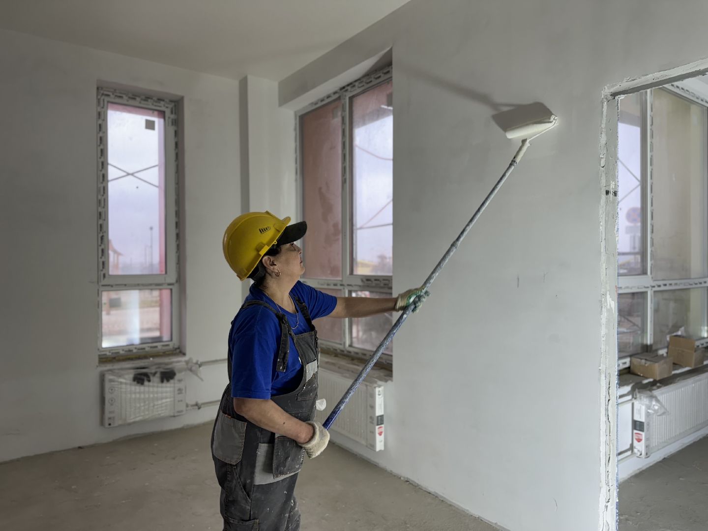 В строящемся детском саду в Видном рабочие приступили к укладке плитки и покраске стен