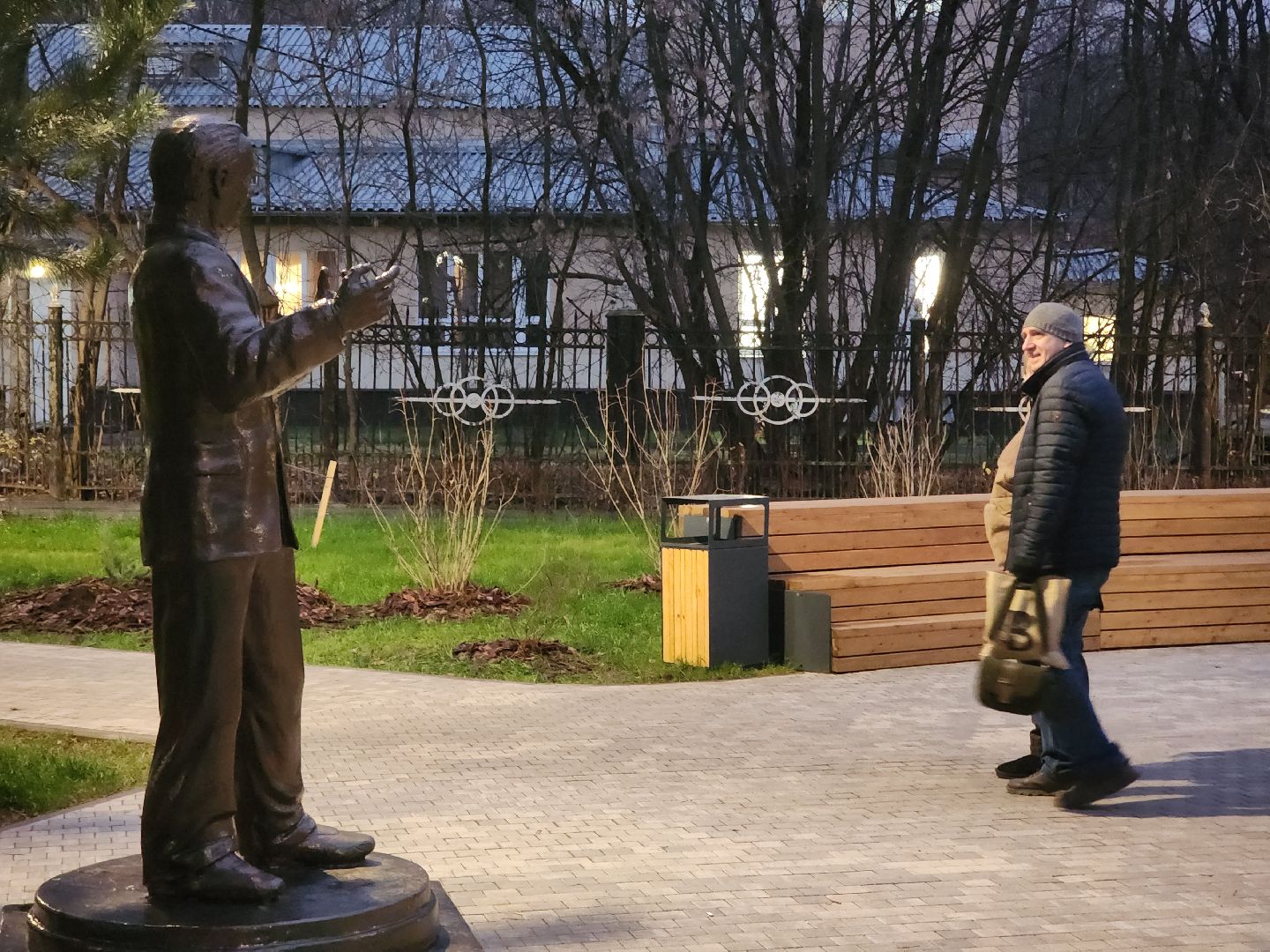 «Чмырёв или не Чмырёв»: в обновлённом сквере имени Анатолия Чмырёва появилась загадочная фигура неизвестного дирижёра