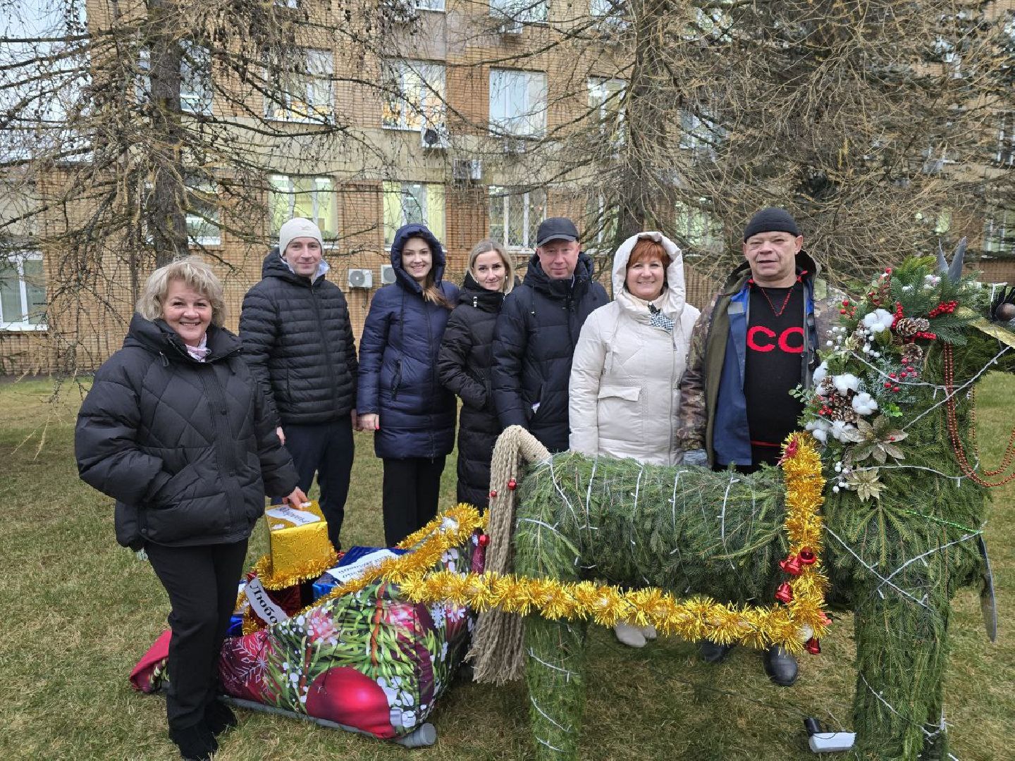 Умеет разговаривать: сотрудники Можайской больницы установили фигуру сказочной лошади на аллее креативных ёлок